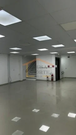 Imagem Prédio comercial com aproximadamente 670m², de construção recente e instalações modernas, dist...