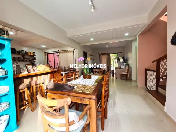 Imagem Casa Duplex á venda com 4 dormitórios localizada na praia Mariscal em Bombinhas.
