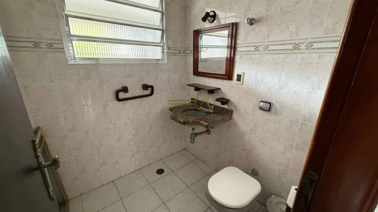 Imagem Casa térrea de esquina com a praia com terreno terreno e edícula já alugada