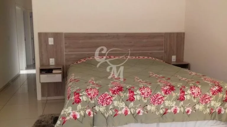 Imagem Casa com ótimo acabamento e decoração.