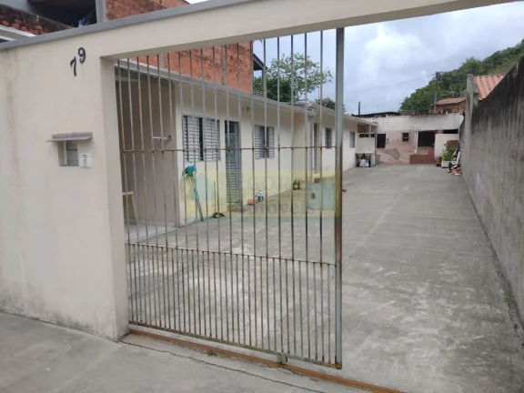 Imperdível oportunidade de adquirir casa comercial de 2 quartos, 2 salas, 2 banheiros e 5 vagas de garagem em Caraguatatuba-SP.