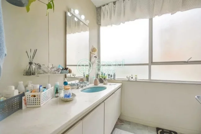 Imagem Moema Pásssaros, fora de rota. Prédio antigo com ótima planta, janelões com bastante claridade. ...