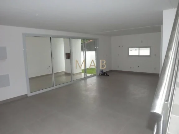 Imagem Casa à venda em Florianópolis: 3 quartos, 1 suíte, 2 salas, 2 banheiros, vaga na garagem e 140m² no Ribeirão da Ilha.