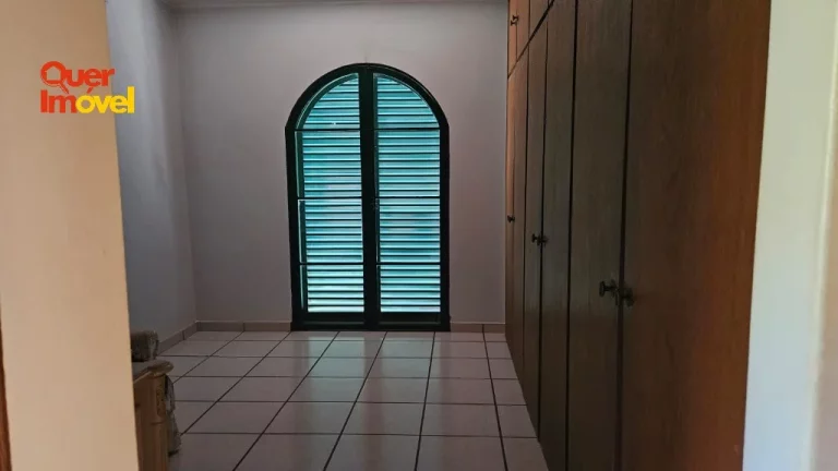 Imagem Imponente casa à venda em Ribeirão Preto-SP, no bairro Ribeirânia: 4 quartos, 2 suítes, 1 sala, 5 banheiros, 3 vagas, 346,67m².