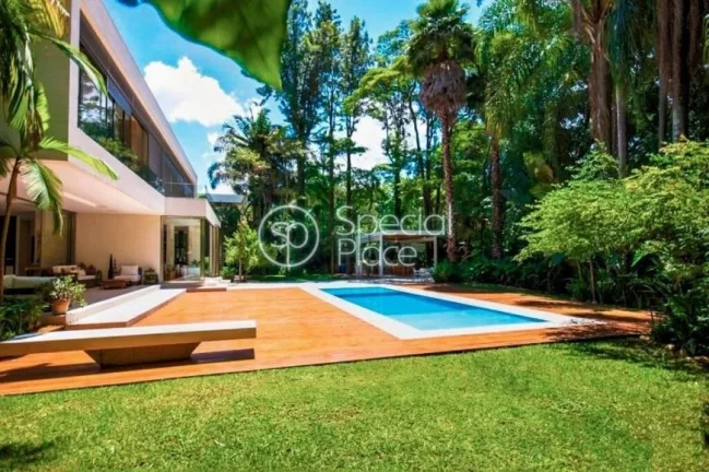 Imagem CASA ESPETACULAR, projetada por Mônica Drucker. Residência localizada em um verdadeiro refúgio no...