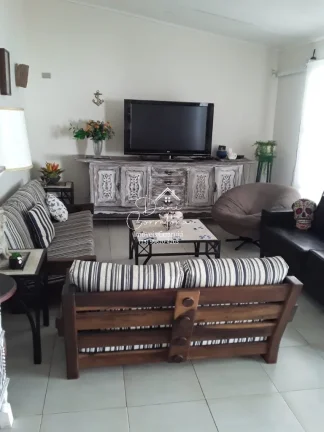 Imagem Imperdível casa à venda na Enseada, Guarujá-SP! 5 quartos, 3 suítes, 2 salas, 4 banheiros, 2 vagas de garagem. Confira!
