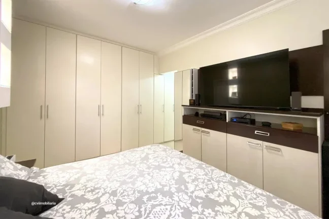 Imagem Este espaçoso apartamento oferece uma combinação perfeita de conforto e conveniência. Com quatro...