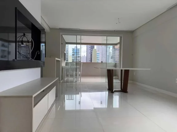 Imagem Apartamento com 3 dormitórios sendo 1 suíte e 1 vaga de garagem na Meia Praia, Itapema/SC
