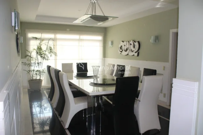 Imagem Casa em condomínio com 724 m² e 6 quartos