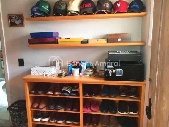Imagem Sobrado, com linda vista. 5 suítes, sendo uma master com hidro, e varanda em todas elas;
Sala de es...