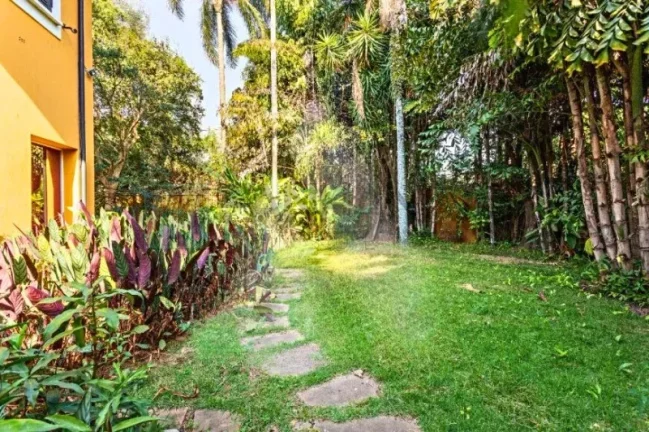 Imagem Casa de Luxo no Jardim Europa: 5 Quartos, 3 Suítes, 4 Salas, 10 Vagas de Garagem, 600m² - Venda ou Locação em SP