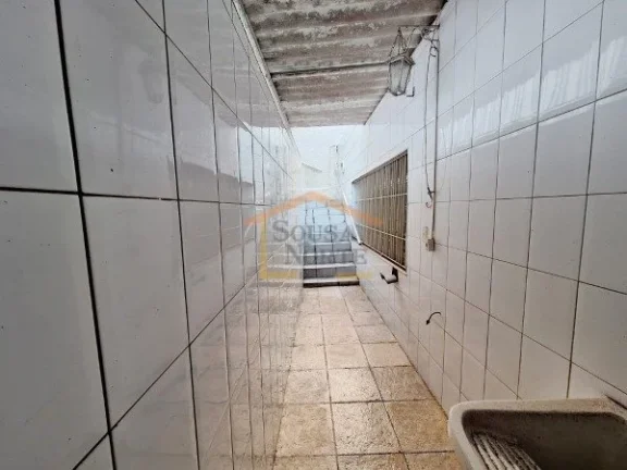 Imagem Casa térrea, 131m², 3 dormitórios, sala de TV, banheiro, lavanderia, armários nos dormitórios e...