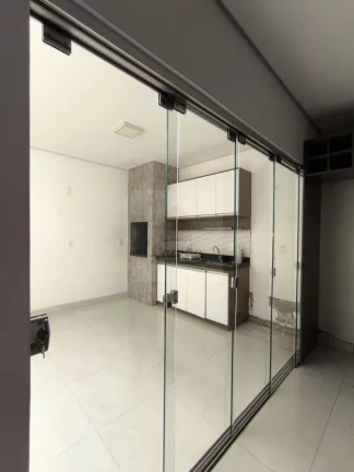 Imagem Casa em Condomínio para Locação em Várzea Grande-MT, Bairro Petrópolis - 3 Quartos, 1 Sala, 1 Banheiro, 2 Vagas - 96m².