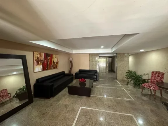 Imagem A 5ª Avenida Imóveis selecionou esse charmoso apartamento de 2/4 + dependências, atualmente revertido gabinete, podendo ser 3 Suites totais, 02 vagas
