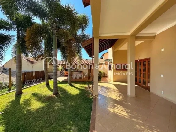 Imagem Ótima casa à venda, espaçosa com 274 m² de área construída. A residência possui ampla sala pa...