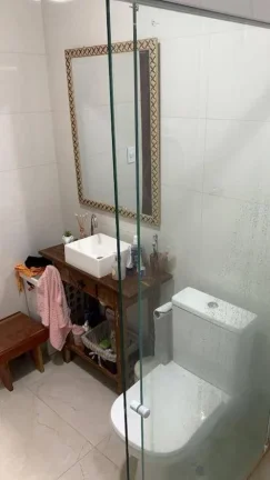 Imagem  CASA 2 QUARTOS C/ 91,35M² - SÃO PEDRO DA ALDEIA/RJ - 360 m² de área terreno, 91,35 m² de área construída LEILÃO ÚNICO 12/01/2026 - VALOR INICIAL DE VENDA: R$ 255.000,00 Composição Interna/Vaga: Dormitórios: 2, Banheiros: 1, Salas: 1, Copas: 1, Var