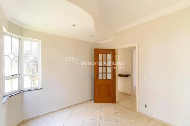 Imagem Linda e espaçosa casa no Alphaville Campinas, com área construída de 330 m². A residência possu...