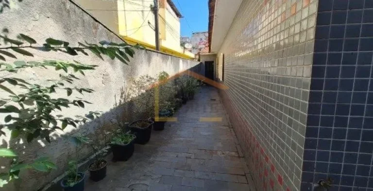 Imagem Terreno, 345 m² de área total, 10 metros de frente. Conta com uma casa térrea construída, 3 dorm...