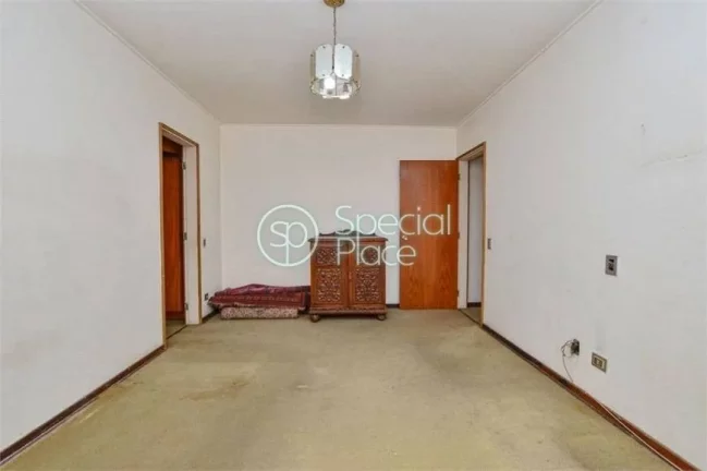 Imagem Ótima oportunidade para reforma. Apartamento com planta quadrada, 230m2 de área privativa, 3 dormi...