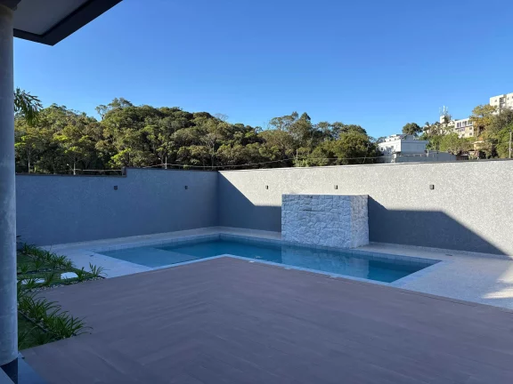 Imagem Casa em condomínio com 4 suítes e 4 vagas de garagem em Camboriú/SC