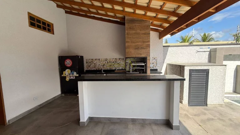 Imagem Linda casa térrea a venda 100m da praia e porteira fechada em Peruíbe