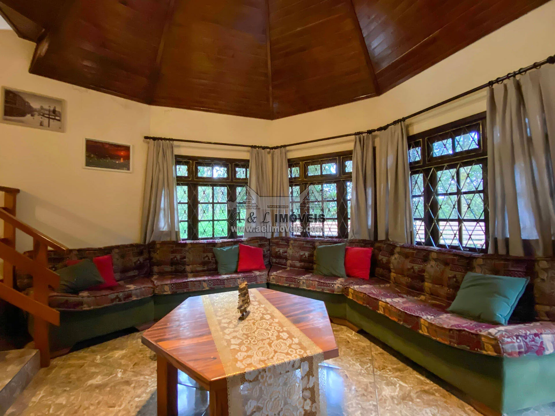 Imagem Casa à venda em Campos do Jordão - Belo imóvel com 3 dormitórios