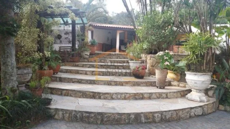 Imagem Maravilhosa casa em condomínio, 4 dormitórios, sendo 1 suíte, 4 salas sendo 2 com lareira, cozinh...
