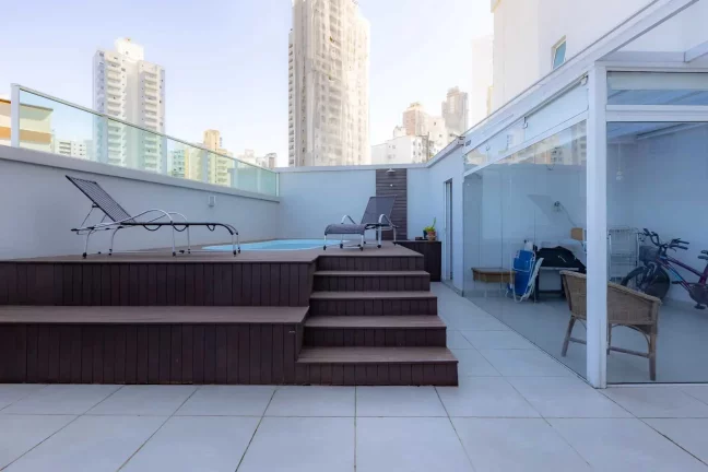 Imagem Apartamento com 2 demi suítes e 1 suíte, 2 vagas de garagem no Centro de Balneário Camboriú