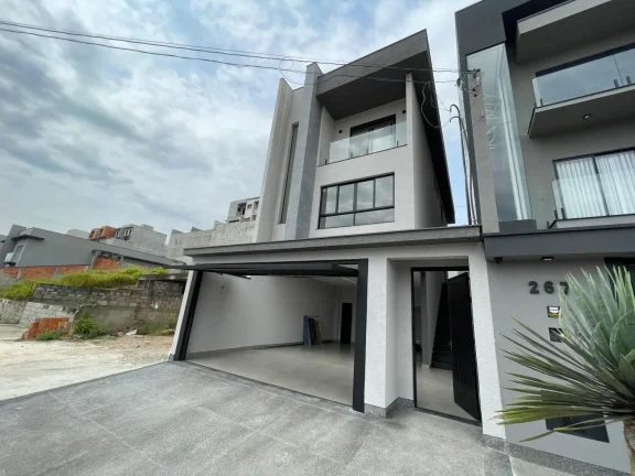 Imagem Casa em Cajamar com 3 Suítes, 4 Vagas e Piscina