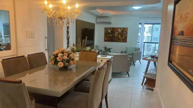 Imagem Apartamento mobiliado com 2 dormitórios sendo 1 suíte com sacada e 1 vaga de garagem