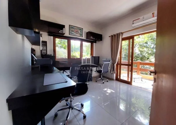 Imagem Sobrado Fantástico 4 Dormitórios, 2 Suítes, sendo uma Master com Closet, hidromassagem e Sacada G, Piscina em Interlagos, Próximo ao Autódromo