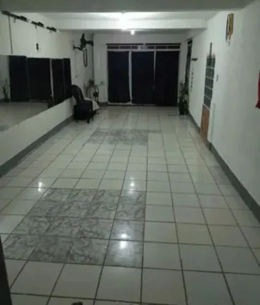 Imagem Salão Comercial de Alto Padrão para Locação na Vila Santana, Sorocaba-SP: 2 Salas, 1 Banheiro, 146m² de Área.