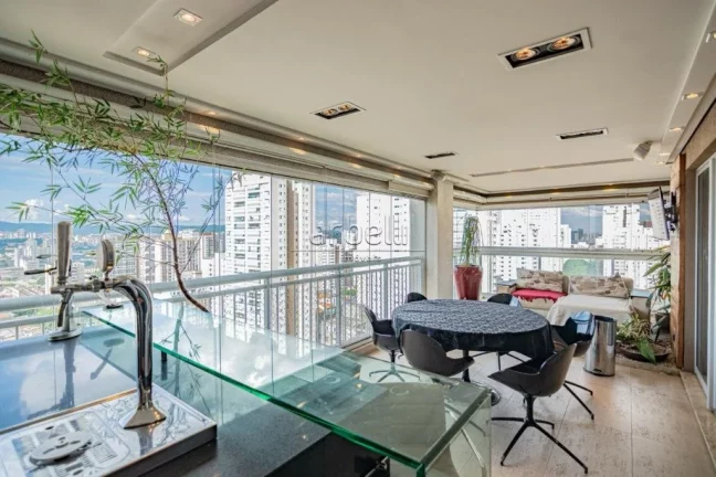 Imagem Apartamento com 206 M², 4 dormitórios sendo 3 suítes com varanda na suíte do casal, elevador soc...