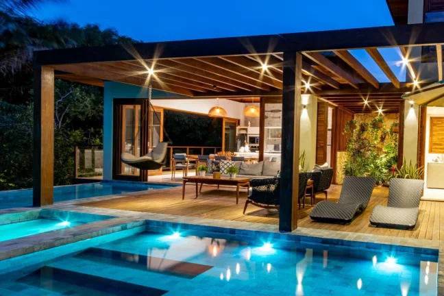 Imagem Casa alto padrão localizada em Praia do Forte condomínio com acesso ao mar Praia Bella.