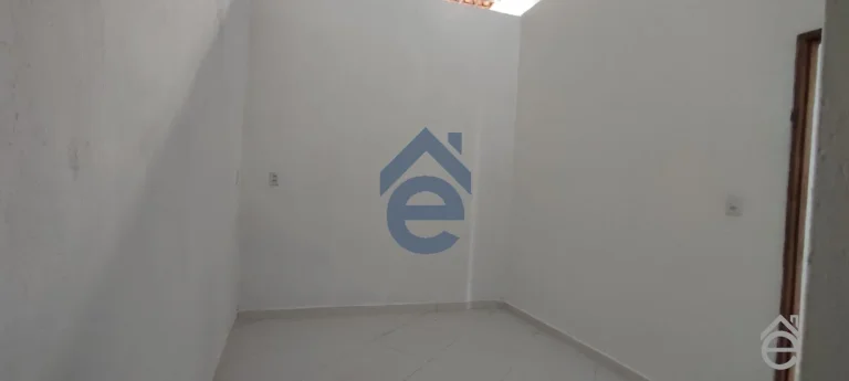 Imagem Casa à venda na Ponta Grossa, frente para 2 ruas, arejado, 2/4, ótimo local