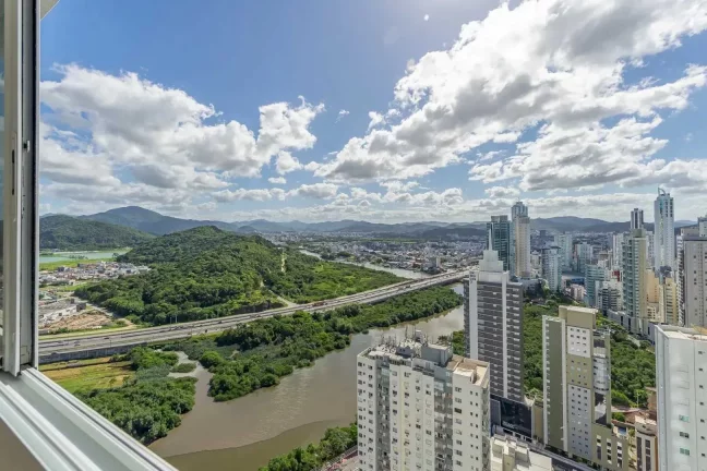 Imagem Apartamento com 4 suítes, 4 vagas de garagem no Centro de Balneário Camboriú