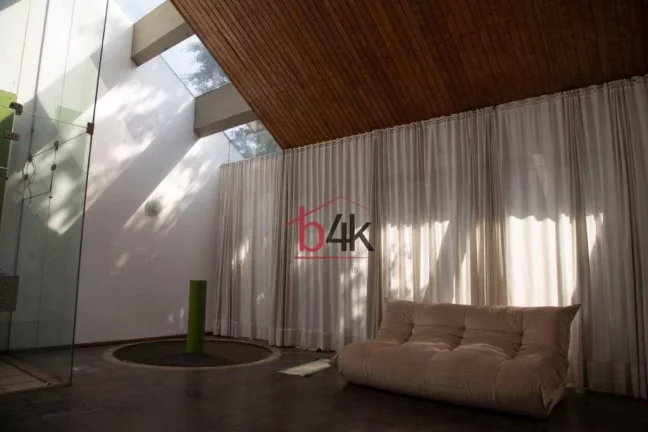Imagem Casa para locação e/ou venda em Moema. 200m², 4 quartos, 4 banheiros e 3 pavimentos. na rua Maturi, 55.