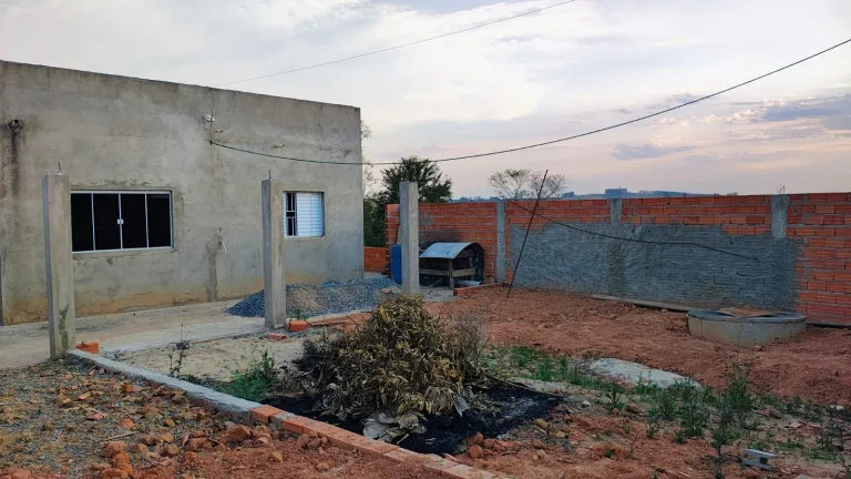 Imagem Imóvel para Venda em Araçoiaba da Serra-SP: Casa com 3 Quartos, 2 Salas, 1 Banheiro, 3 Vagas de Garagem, 1.080,00m² de Área no Bairro Cercado.