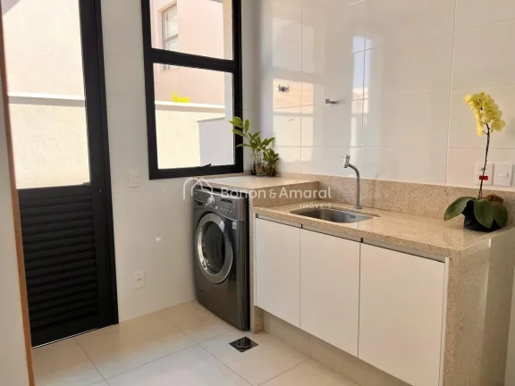 Imagem Uma casa incrível no Condomínio Alphaville Dom Pedro 2 está esperando por você! Com 4 suítes, s...