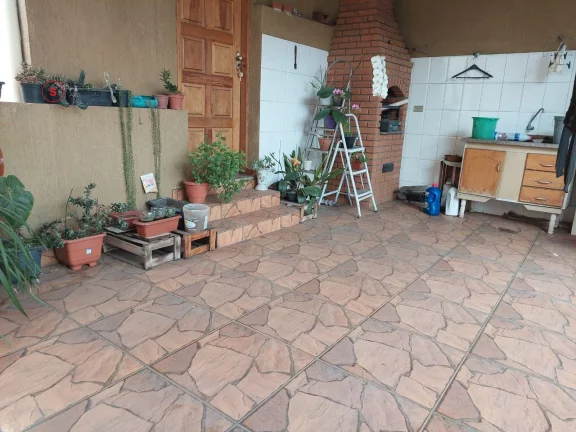 Imagem CASA TÉRREA A VENDA NA MOOCA. 3 DORMITÓRIOS, 1 SUÍTE, 2 SALAS, 2 COZINHAS, ÁREA GOURMET COM CHURRASQUEIRA, 3 BANHEIROS E 2 VAGAS DE GARAGEM COBERTAS.