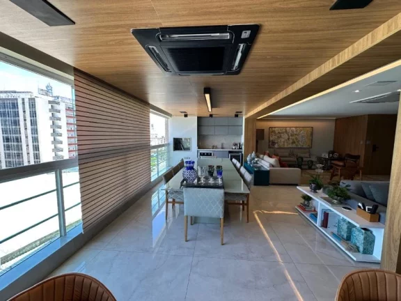 Imagem A 5ª Avenida Imóveis apresenta essa exclusiva e bem decorada unidade de 3 Suites + gabinete no CONDOMÍNIO BARRA PORTO no melhor ponto da BARRA: