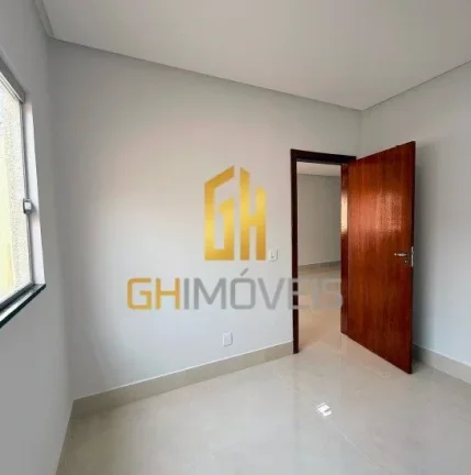Imagem A casa possui 

- 3 quartos sendo 1 suíte 
- Sala
- Cozinha 
- 2 banheiros com nichos 
- 1 vaga de ...