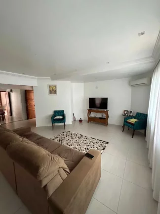 Imagem Casa com 3 dormitórios sendo 1 suíte e 4 vagas de garagem em Balneário Camboriú/SC