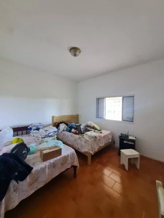 Imagem CHÁCARA LOCALIZADA DE FRENTE PARA TRÊS RUAS NO RIO ACIMA
