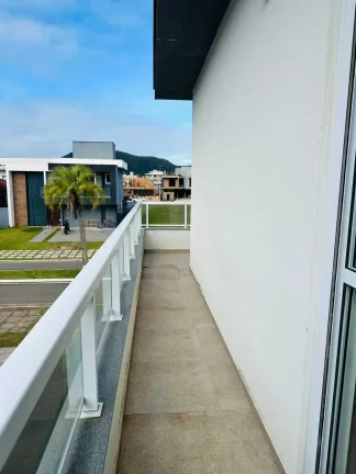 Imagem Casa alto padrão 3 dormitórios sendo 1 suíte e 2 demi-suítes e 2 vagas em Florianópolis/SC