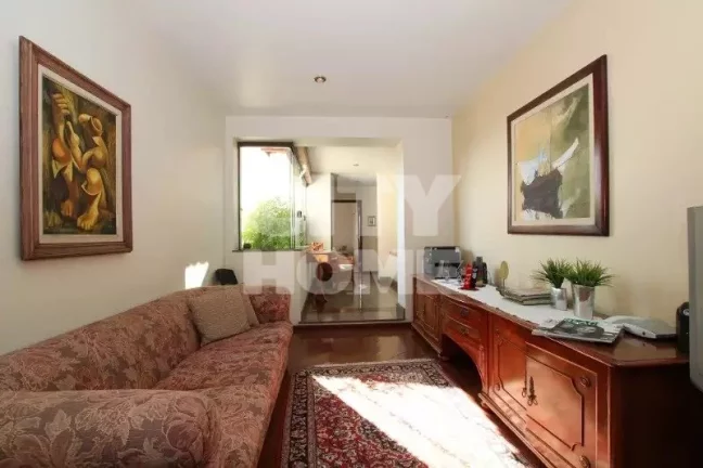 Imagem Casa em excelente localização no Jardim Guedala, direcionada para um lindo jardim com piscina em d...