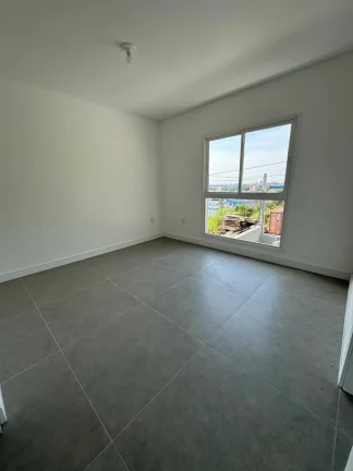 Imagem Sobrado com 3 dormitórios sendo 1 suíte e 2 vagas de garagem no Bairro Espinheiros em Itajaí