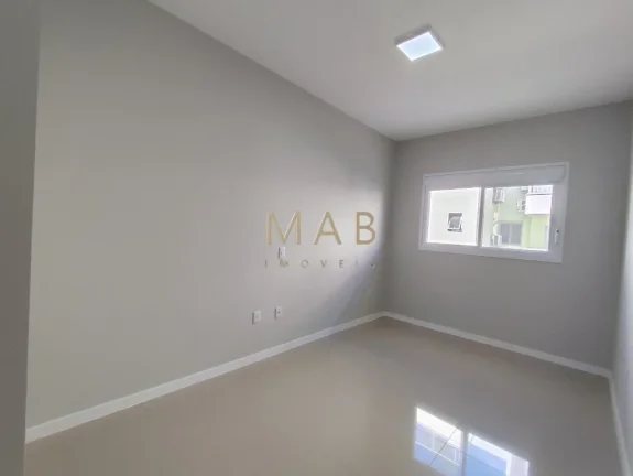 Imagem Apartamento de 2 dormitórios sendo 1 suíte, sala, cozinha, lavanderia, banheiro social, churrasqueira e vaga de garagem. O condomínio conta com elevad