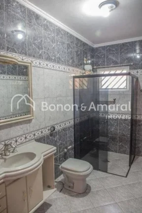 Imagem Belíssima e espaçosa casa térrea, com 287 m² de área construída. A residência possui 3 quarto...