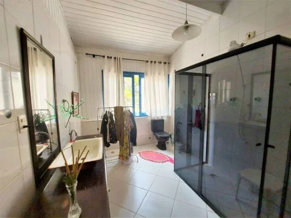 Imagem Casa comercial na Granja Viana. Localizada em via de acesso ao Km 23